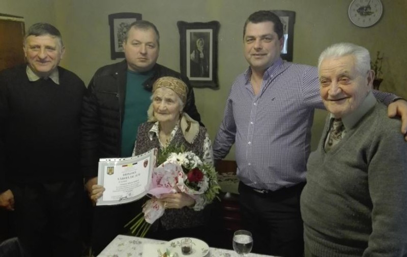 O femeie din Suceava a fost sărbătorită la 103 ani. Fosta învățătoare a rămas văduvă de la 25 de ani