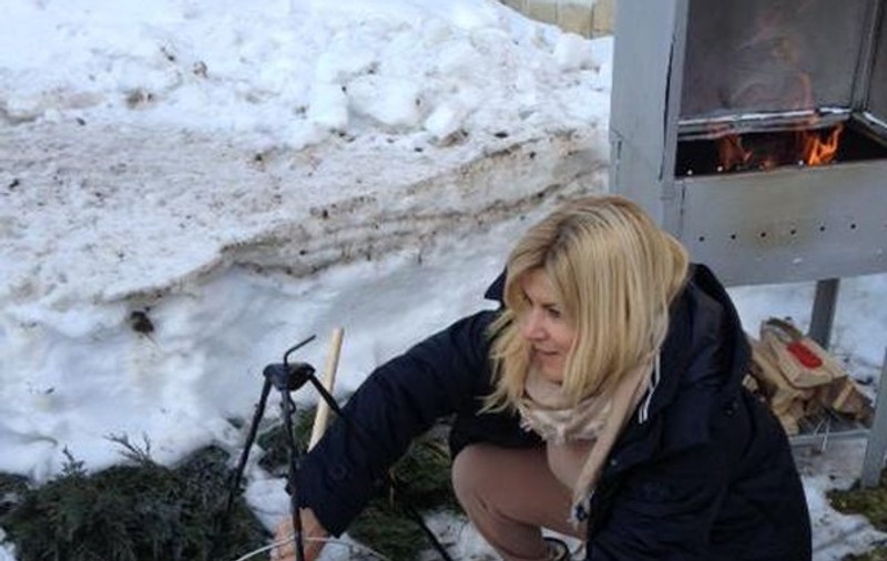Elena Udrea a preparat pomana porcului la ceaun, de Crăciun | FOTO