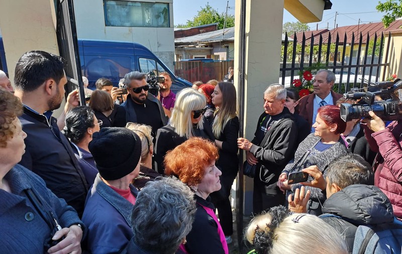 Cătălin Boteazu și Raluca Bădulescu îl conduc pe ultimul drum pe Răzvan Ciobanu. Cum s-a îmbrăcat fosta lui colegă de la Bravo, ai stil | VIDEO