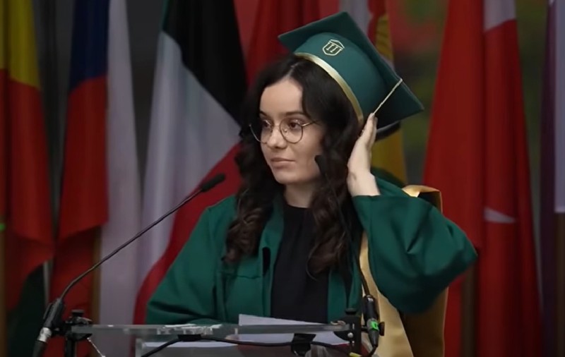 O absolventă UMF Iași a criticat modul în care se desfășoară cursurile: „Sprijinim pereții în spitale fără să ne bage nimeni în seamă”