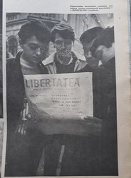 Tineri citind primul număr al ziarului Libertatea, apărut pe 22 decembrie 1989