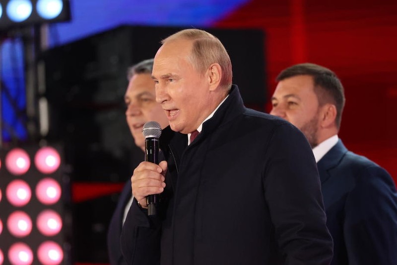 Vladimir Putin, pe scena concertului organizat la Moscova, pe 30 septembrie