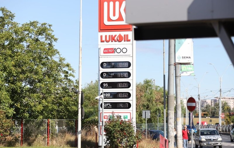 Prețuri la benzină și motorină afișate electronic la o stație Lukoil din București, 24 septembrie 2026. Poză cu caracter ilustrativ. Foto: Libertatea/ Dumitru Angelescu