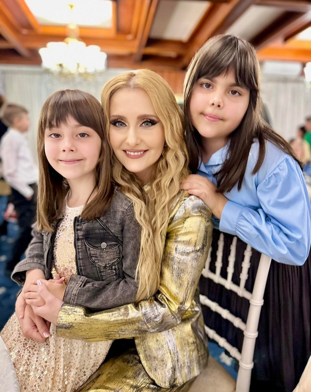 Cum s-a pozat Alina Sorescu alături de fetițele sale, care s-au întors la ea. Raisa și Carolina au petrecut Crăciunul cu Alexandru Ciucu