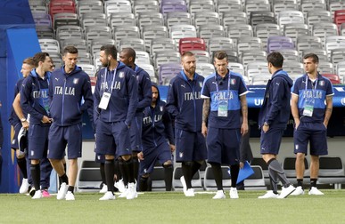epa05370229 Italian players during a walkthrough of the Italian team at Stade Municipal de Toulouse in Toulouse, France on 16 June 2016. Sweden will face Italy on 17 June in their second match at the UEFA EURO 2016. (RESTRICTIONS APPLY: For editorial news reporting purposes only. Not used for commercial or marketing purposes without prior written approval of UEFA. Images must appear as still images and must not emulate match action video footage. Photographs published in online publications (whether via the Internet or otherwise) shall have an interval of at least 20 seconds between the posting.) EPA/FEHIM DEMIR EDITORIAL USE ONLY