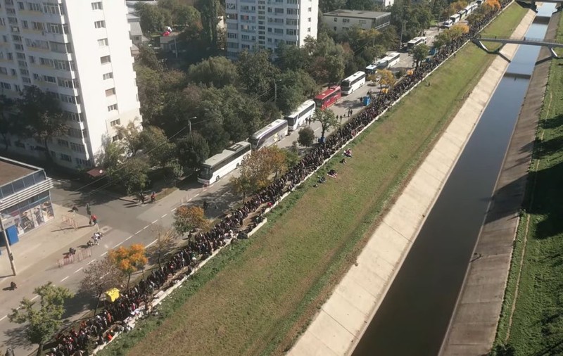 Imagini cu mii de pelerini care stau la coadă la moaștele Sfintei Parascheva, filmate cu drona