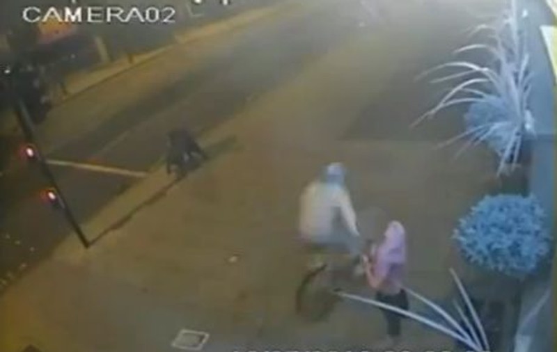 Este cel mai rapid hoţ din lume? Uite cum a rămas un tânăr fără iPhone în mai puţin de O SECUNDĂ! | VIDEO