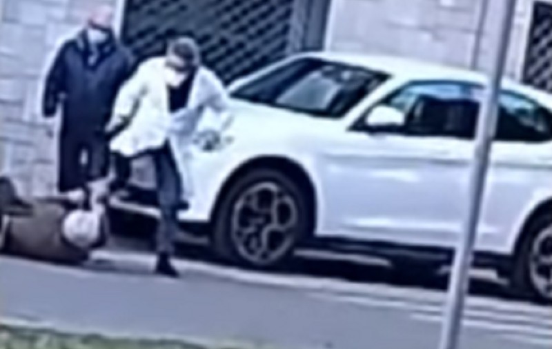 VIDEO / Un bătrân de 85 de ani a fost bătut pe stradă de medicul său de familie