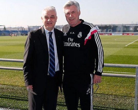 Anghel Iordănescu (stânga), alături de Carlo Ancelotti. FOTO: realmadrid.com