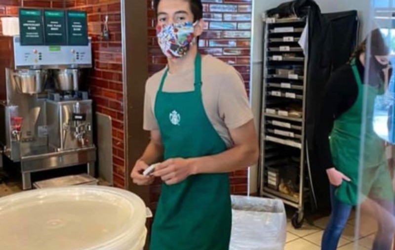 Angajatul unei cafenele, răsplătit cu 65.000 de dolari, după ce a refuzat să servească o femeie fără mască de protecție