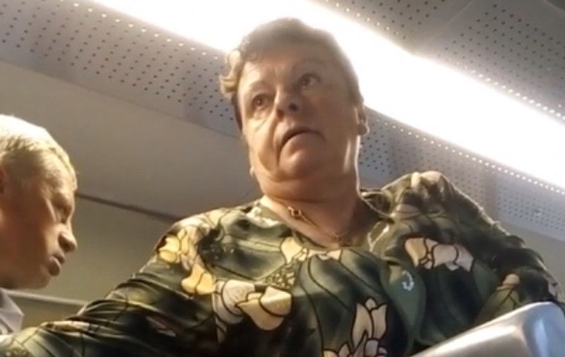 VIDEO| Reguli ignorate în tren. Călători și controlori, surprinși fără mască de protecție. Oamenii se înghesuie la ieșire