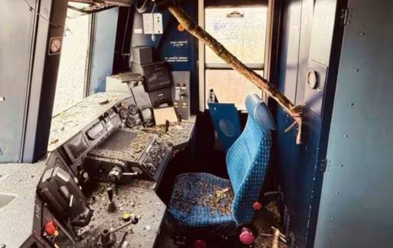 Un conductor de tren a scăpat de moarte în ultima secundă, după ce un copac a căzut și a străpuns cabina locomotivei