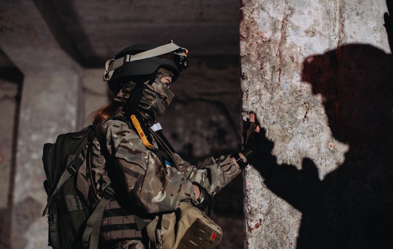 „Tu ce cauți aici? Du-te și fă borș!”. Viețile a trei femei-soldat din Ucraina care duc o luptă dublă pe front: cu rușii, dar și cu prejudecățile propriilor camarazi
