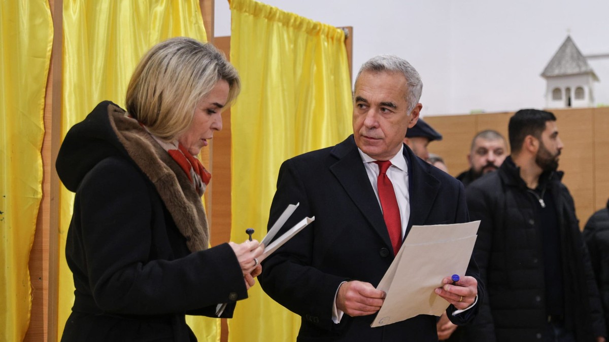 Calin Georgescu si soția sa la secția de votare