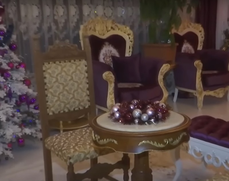 Imagini din casa Medanei și a lui Alin Oprea, decorată de Crăciun. Au împodobit mai mulți brazi, unul chiar și în bucătărie