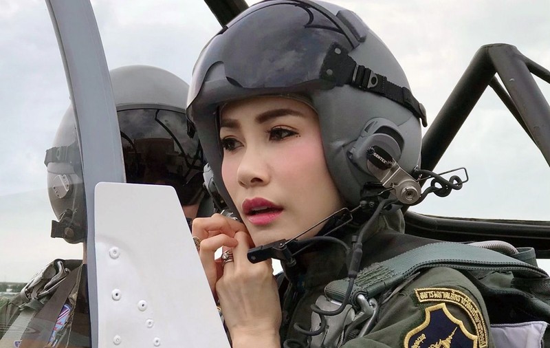 Fotografii rare în care concubina oficială a regelui Thailandei apare în ipostaze inedite