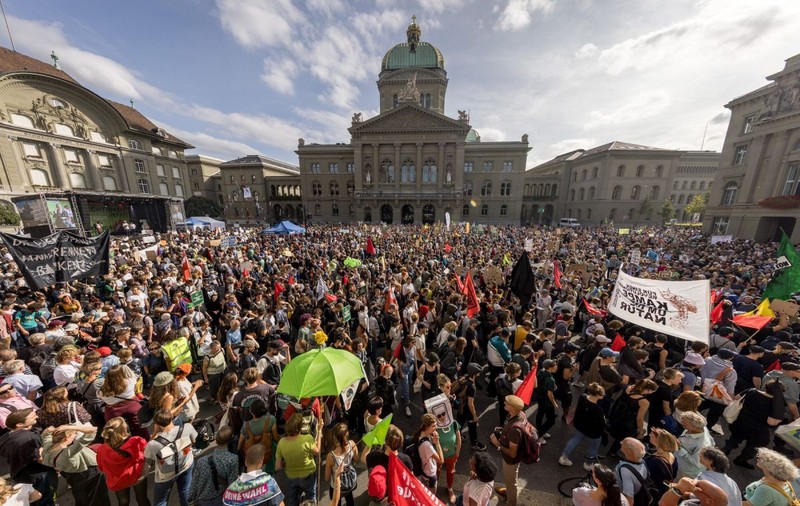 Protest masiv în capitala Elveției. Zeci de mii de oameni cer măsuri mai dure împotriva schimbărilor climatice