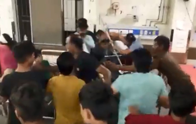 12 arestați, după o bătaie în camera de urgență a unui spital din India. VIDEO
