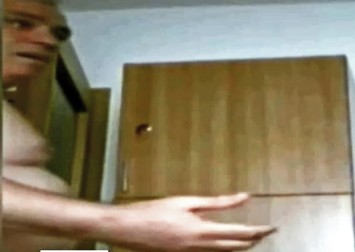 Profesorul Ilie Parpucea dezbrăcat la bustul gol | Foto: captură video
