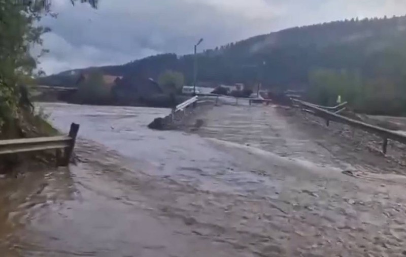 1.800 de oameni din trei sate din Bacău, izolați după ce podul peste Trotuș a fost luat de ape