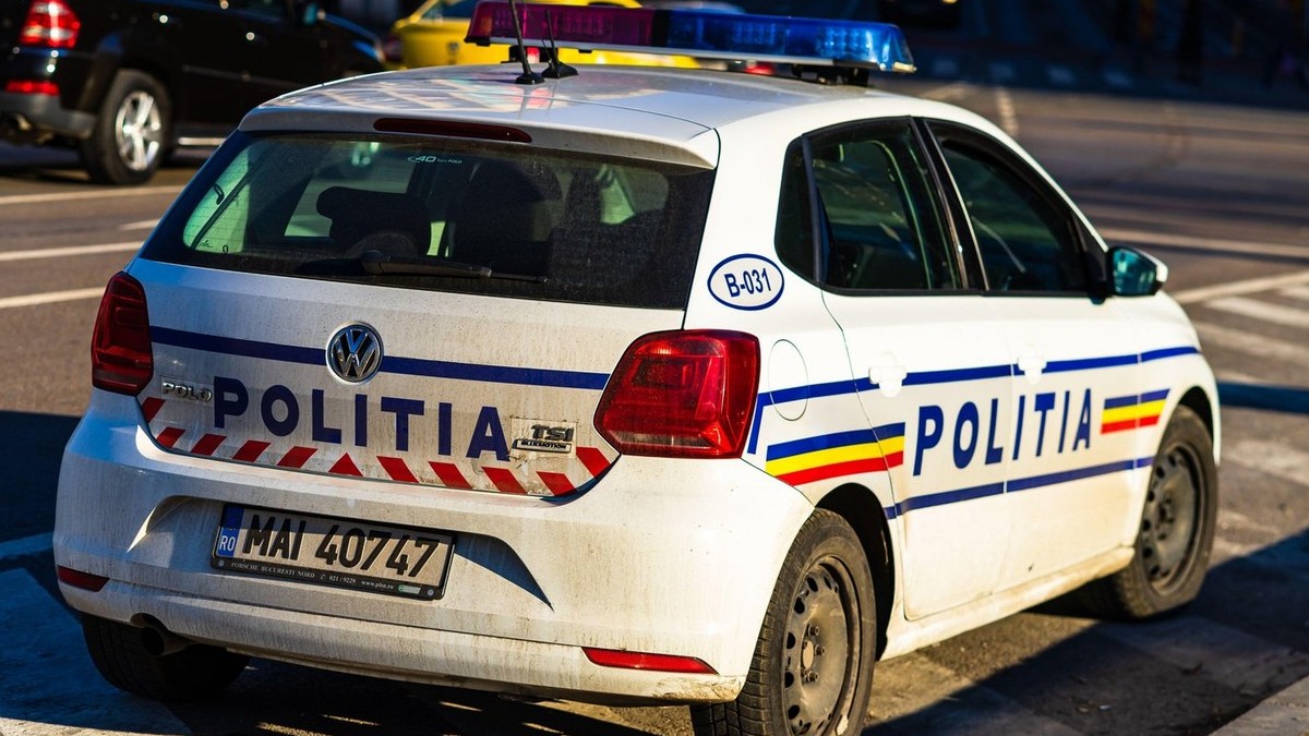 Un bunic din Cluj a scăpat cu viață dintr-o mașină distrusă în totalitate, după ce a intrat pe contrasens, la Răscruci Foto: Profimedia Images