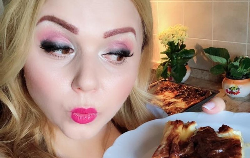 Interpreta de muzică populară Cornelia Rednic și-a făcut vlog culinar. Nu gătește tradițional, ci testează rețete sofisticate