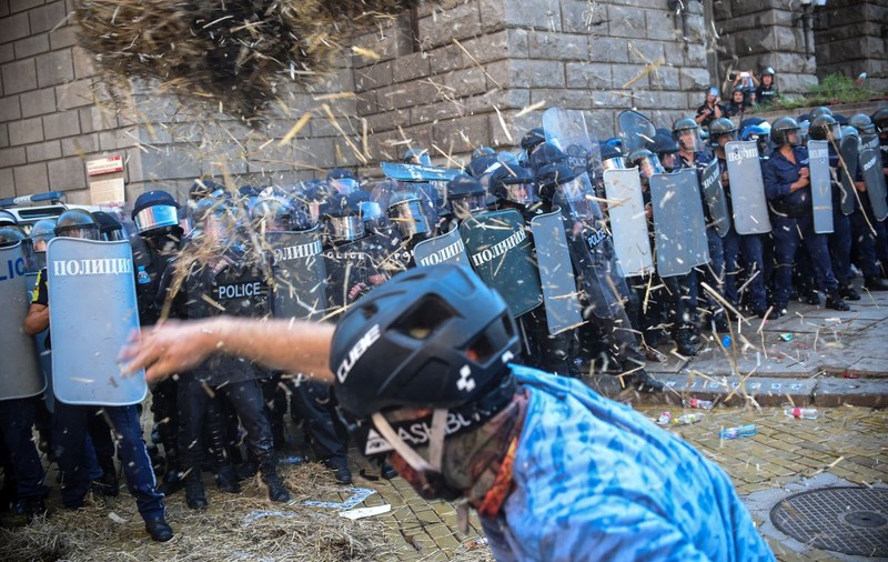 Zeci de răniți și arestați la o manifestație violentă împotriva guvernului de la Sofia