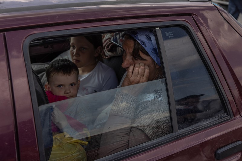 Locuitorii au fost forțați să-și părăsească casele din regiunea Herson. | Foto: EPA
