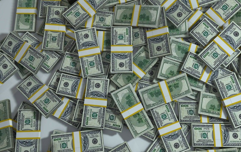 Un cuplu de americani a găsit doi saci cu un milion de dolari în mijlocul drumului. Au stat cu ei o zi întreagă în mașină, crezând că era gunoi