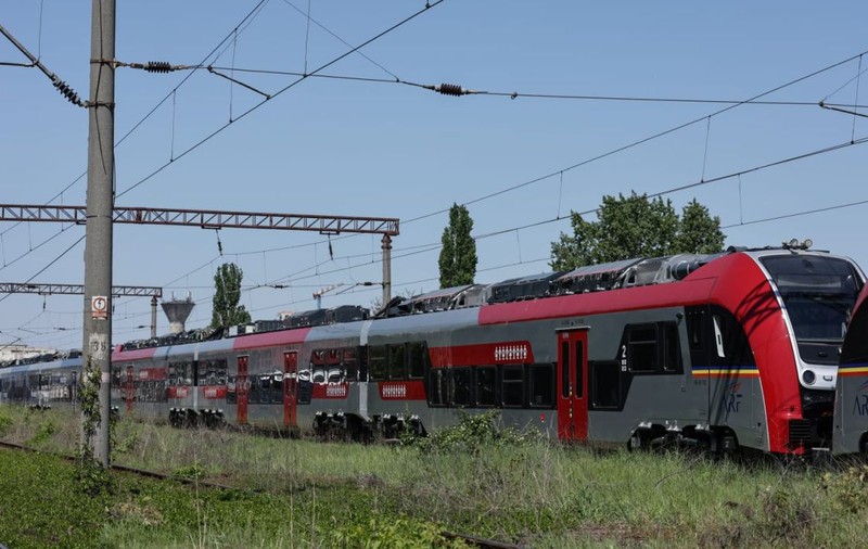 21 de trenuri „nou-nouțe zac de luni bune în curtea Ministerului Transporturilor”, nefolosite, spune Radu Miruță: „Culmea absurdului la CFR”