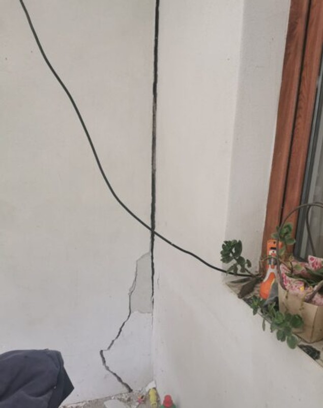 Alunecare de teren și case avariate de lucrările pentru apă și canalizare, în localitatea Turț din județul Satu Mare