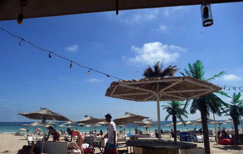 Turiști arestați pe insula Mykonos. Doi spanioli, deși confirmați cu Covid-19, au încălcat carantina și au mers la o petrecere cu 500 de invitați