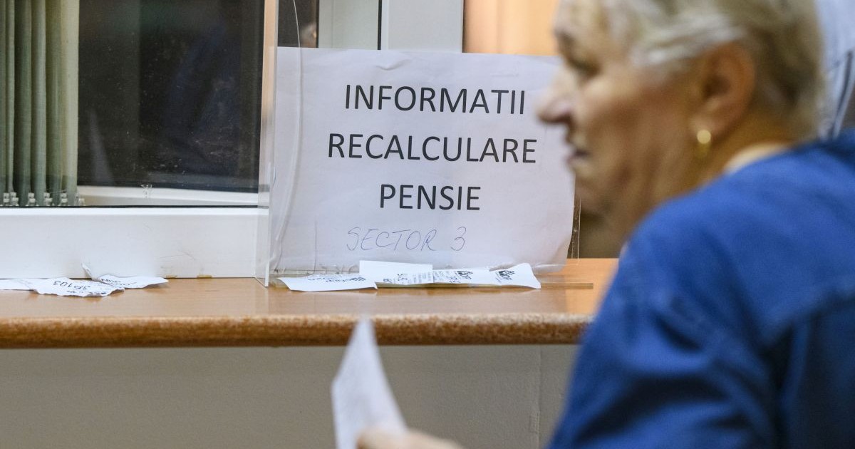 O femeie îmbrăcată în albastru este în sediul Casei de Pensii a Municipiului București, la biroul de recalculări