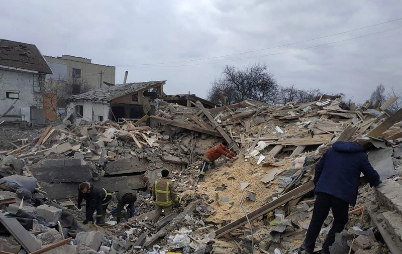 Doi copii de un an au murit după ce forțele ruse au bombardat orașul ucrainean Malin