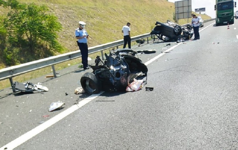 Skoda ruptă-n două în drum spre mare, pe Autostrada Soarelui. A ajuns pe sensul opus, unde a lovit-o în plin altă mașină