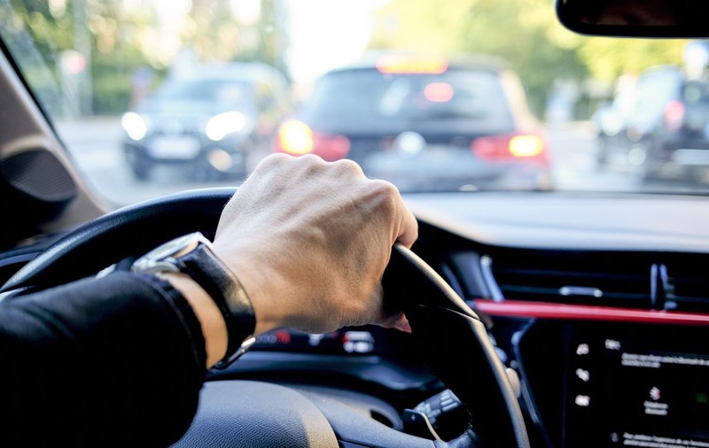 Amendă de 350 de euro și 30 de zile fără permis pentru șoferii care conduc în Grecia și poartă la mână un smartwatch