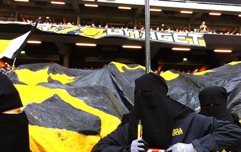 Ultrașii de la AIK Stockholm și-au pus ”hijab-uri” pe cap. Motivul e fabulos | FOTO&VIDEO