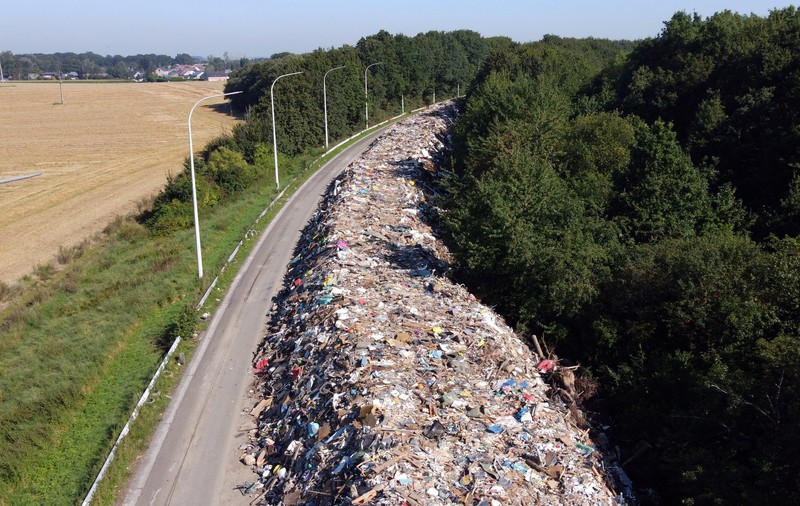 Imaginile dezastrului: O autostradă din Belgia, transformată în groapă de gunoi după inundațiile catastrofale din iulie