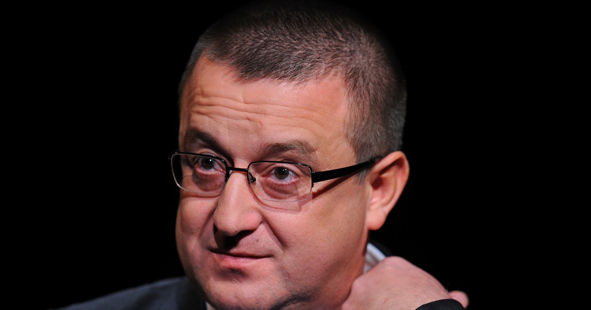 Sorin Blejnar își aranjează cămașa