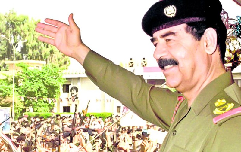 O plăcuță comemorativă dedicată lui Saddam Hussein a revoltat britanicii
