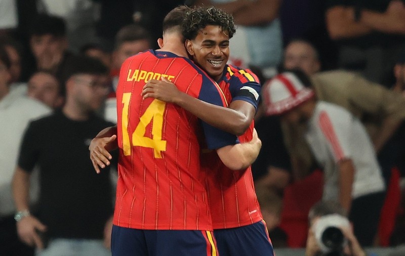 Lamine Yamal sărbătorește deschiderea scorului alături de Aymeric Laporte. Spania, victorioasă în fața Angliei 