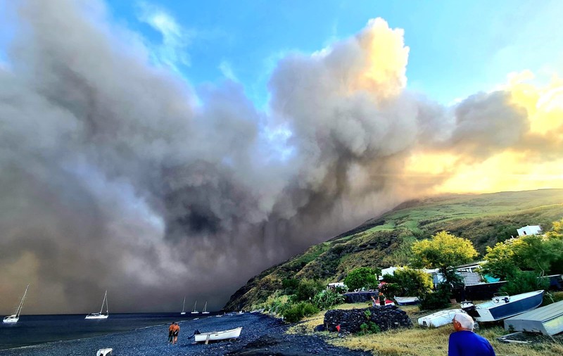 Alertă roșie în largul Siciliei, după ce vulcanul Stromboli a erupt. Pe Etna, un nou spectacol de „inele de fum”