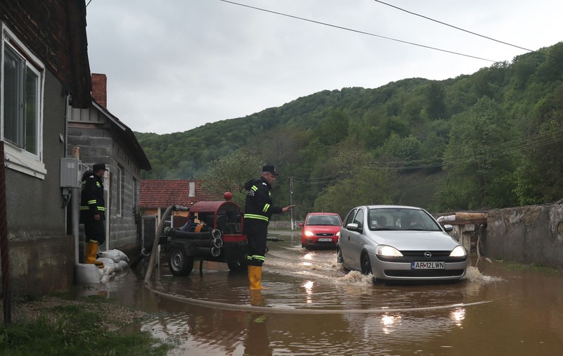 Cod portocaliu de vijelii și grindină în nordul țării. Alte 18 județe, sub cod galben. Unele zone sunt deja lovite de inundații