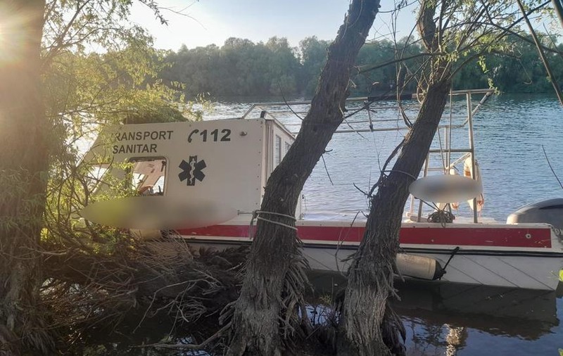 Accident cu o ambulanţă navală în Delta Dunării, în care au fost implicate patru persoane. În ce stare sunt victimele