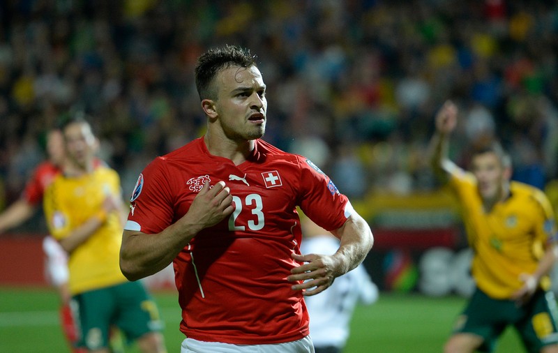 Un fotbalist a fost certat că s-a pozat cu un imam suspectat de terorism