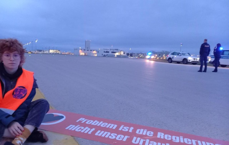 Activiștii climatici s-au întins pe pista aeroportului din München și au paralizat traficul aerian