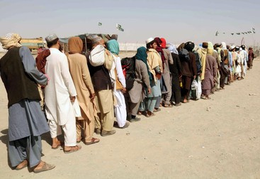 Granițele terestre au rămas singura soluție pentru afgani după plecarea americanilor și oprirea zborurilor de pe aeroportul internațional din Kabul Foto: EPA-EFE/STRINGER