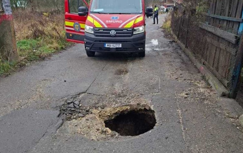 Doi oameni au căzut într-o groapă din asfalt în Petroșani, după ce strada s-a surpat. Craterul are peste 1 metru adâncime