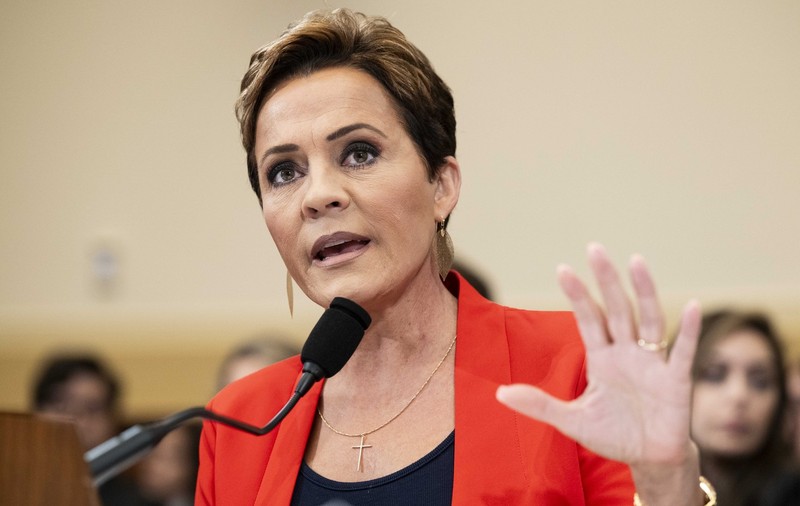 Un judecător federal a decis că prezentatoarea TV numită de Donald Trump pentru a destructura Vocea Americii și-a preluat ilegal atribuțiile și a ordonat reluarea emisiunilor