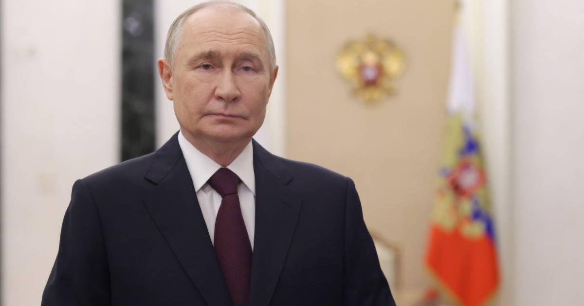 Liderul rus Vladimir Putin, in costum negru, cravata maro si camasa alba, cu steagul si stema Rusiei in fundal, neclare, 10 noiembrie 2025, Moscova